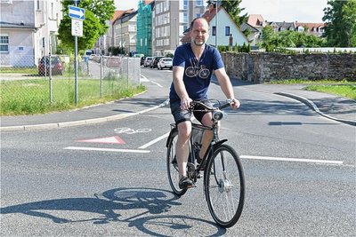Thomas Oppermann - hier bei einer Testfahrt durch Freiberg - ist der Sprecher der Ortsgruppe Freiberg des Allgemeinen Deutschen Fahrrad-Clubs. 