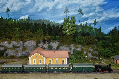 Die einstige Bahnstrecke Adorf-Roßbach (Roßbacher Mockel) existiert nur noch als Modelleisenbahn-Nachbau. 2025 soll auf der früheren Bahntrasse ein neuer Radweg entstehen.