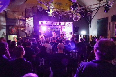 Die Band tritt nicht nur regelmäßig selbst auf, sondern organisierte in den vergangenen Jahren auch das Grimeville-Festival unter anderem im Jugendhaus Rußdorf.