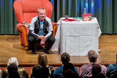 Uwe Steimle gastierte am Samstagabend im Seiffener Haus des Gastes. Die Vorstellung war mit 380 Besuchern komplett ausverkauft.