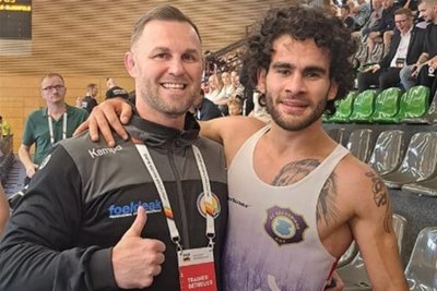 Aues Amir Dastouri, hier mit Trainer Björn Schöniger, beendete mit Bronze auf nationaler Ebene seine Ringerkarriere.