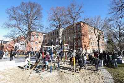 Der neu gestaltete Schulhof gleicht einem riesigen Spiel- und Freizeitareal.