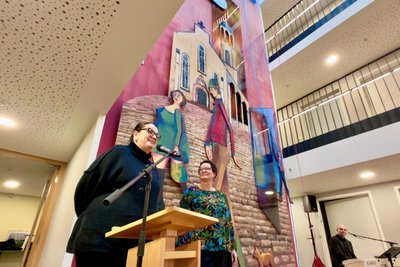 Alina Herzau und Anja Werner haben die Wände im Atrium gestaltet.