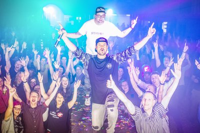 Stereoact bei einem Auftritt 2018 im Erzgebirge. Am Samstag spielt das Duo in der Festhalle Plauen.