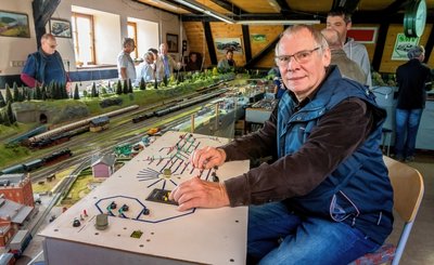 Olaf Schneider vom Modelleisenbahn-Club bedient eines der Schaltpulte der Vereinsanlage, die im Dachgeschoss der Amtsfischerei aufgebaut ist. 