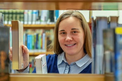 Ihre Mutter schreibt Bücher und sie verleiht die Lektüre: Isabel Eisermann (32) ist seit Anfang Januar die neue Mitarbeiterin in der Auerbacher Stadtbibliothek - und die Tochter von Rodewischs erfolgreicher Krimi-Autorin Maren Schwarz. Die junge Frau steckt voller Ideen und möbelt derzeit etwa die Bücherei-Auftritte im Internet auf. Die studierte Touristikerin ist für viele auch ein bekanntes Gesicht aus der jetzt geschlossenen Buchhandlung "Leseinsel" im Stadtzentrum. Zahlen rund ums BuchWie viele Medien können eigentlich die etwa 1600 Bibliotheksnutzer jährlich entleihen? Im Jahr 2022 waren es jedenfalls 68.000 Bücher, Zeitschriften, CDs und DVDs, ebenso Gesellschaftsspiele und sogenannte Tonies nebst dazugehörigen Boxen - das sind interaktive Hörspielgeräte.Kinder sind in Auerbach und Rodewisch besonders aktiv. Denn sie lesen offenbar gern. Allein im Vorjahr entliehen sie 8536 Sachbücher und mehr als 14.000-mal Belletristik.387 Anmeldungen hat es vergangenes Jahr für den Buchsommer in den Ferien gegeben - drei Mal soviel wie zu Beginn der Reihe im Jahr 2012.Immer auf dem aktuellen Stand versucht die Bibliothek zu sein. Dafür ist der kommunale Etat von 36.000 Euro pro Jahr nützlich - Pi mal Daumen 2 Euro pro Einwohner.Acht Jahre sollte ein Reiseführer längstens im Büchereiregal stehen. Auch der Bestand an medizinisch-naturwissenschaftlicher sowie Computerliteratur muss aufgrund neuer Erkenntnisse überarbeitet werden.Rund 70 Seiten umfasst das Bibliothekskonzept. Es wurde zum dritten Mal fortgeschrieben. Zum Nachlesen: www.freiepresse.de/konzept23