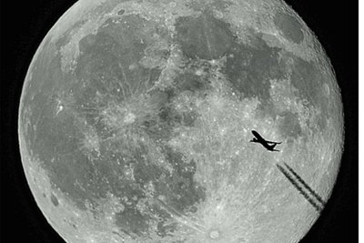 Glückstreffer: Ein Flugzeug vor dem Mond. Diese Aufnahme gelang Tino Fanghänel im April 2023, als er nachts einige Fotos vom Erdtrabanten schießen wollte.