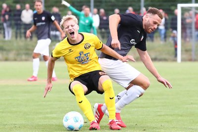 Letzten Sommer gewann der FSV ein Testspiel gegen Auerbach (1:0) auf dem Platz an der GGZ-Arena. Auch da ging es zur Sache, wie das Duell zwischen Zwickaus Oliver Fobassam (r.) und Max Roscher zeigt.