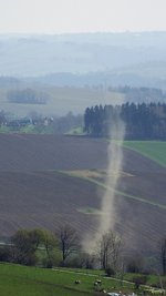 Am Freitagnachmittag zog ein Staubteufel zwischen Hohndorf und Großolbersdorf über ein Feld.