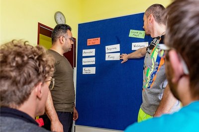 Mohammad Ahmad und Demyd Us (hinten von links) in der Don-Bosco-Schule erläutern Gründe zum Weggang aus ihrer Heimat.