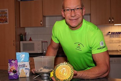 Der 53-jährige Neukirchener Jens Berthold, jüngst zum Mister Olympiaim Natural Bodybuilding gekürt, muss für seine Wettkampferfolge auch immer die Speisewaage zur Hand haben. 