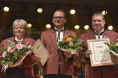 Ingrid Herold, Ulrich Schimmack (Mitte) und Thomas Hellwig-Honegger erhielten die Ehrennadel vom Sächsischen Blasmusikverband.