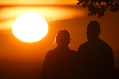 Zusammen statt allein: das große Versprechen der Partnervermittlungen.