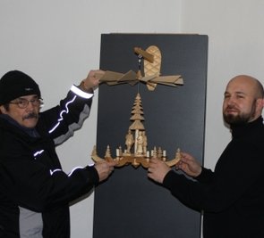 Peter Laube (links) und Christian Landrock an einer traditionellen Hängepyramide in der Ausstellung. 