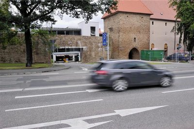 Vom Altstadtparkhaus (im Bild) zur Fischerstraße führt am Donnerstag kurzzeitig ein Radweg auf der B 173. 