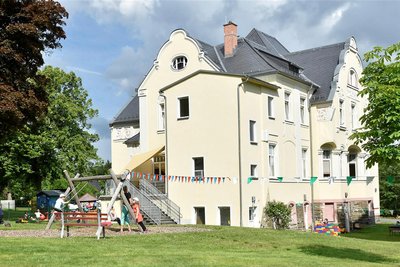Für die Kindertagesstätte Zwergenvilla in Adorf ist 2026/2027 ein neuer Anbau für die Krippe inklusive Turnhalle mit einem Verbindungsgang zum Hauptgebäude geplant.