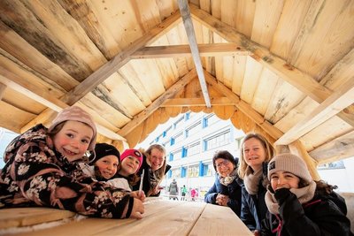 Hortleiterin Juliane Wissing (hinten links), Schulleiterin Heike Bertram und Stellvertreterin Uta Richter erkundeten mit den Schülern am Montag die generalüberholte Wartbergschule samt Außenbereich. 