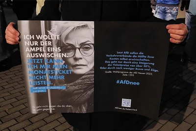 „AfD nee": Beim Protest am Mittwoch vor der Festhalle wurden auch Wahlziele der AfD jüngst in Hessen thematisiert.