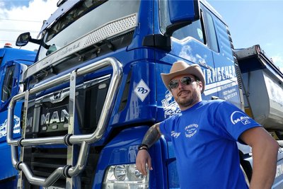 Mit seinem Truck nimmt Denny Schubert, alias Denny Drivers, an der Lichterfahrt teil. Zuvor wird der 43-jährige Zschopauer mit seiner Band auf dem Kätplatz für Stimmung sorgen.
