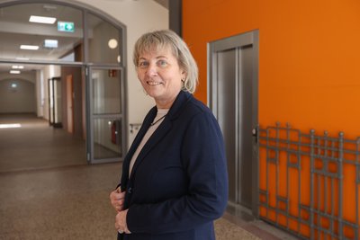 Schulleiterin Ines Bäurich ist froh, dass bald auch die letzten Arbeiten vor der Schule beendet werden.
