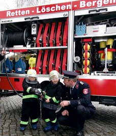 
              <p class="artikelinhalt">Kurt Hecker und Max Noack sind Feuer und Flamme für das neue Feuerwehrauto. Wehrleiter Steffen Richter zeigt es ihnen gern. </p>
            