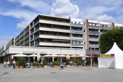 Die Platte am Neustädter Markt. Deutlich sichtbar: Der Bereich links wurde bereits saniert, rechts ist noch allerhand zu tun.