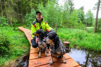 Johannes Riedel, Leiter des Forstbezirks Eibenstock, auf einem Moorpfad in Grünheide. 