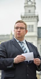 Mario Horn (50) vor dem Oelsnitzer Rathaus. Ist er der richtige Kapitän für ein Schiff in rauer See? 