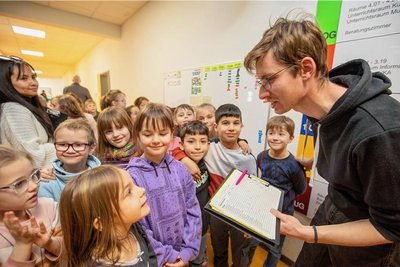 Zum gemeinsamen Rundgang durch das sanierte Schulhaus trafen sich die Schüler vor den neuen, großen Organisationstafeln.