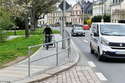 Helena Höflich weicht mit Sohn Jaron (4) an der Schillerstraße auf den Fußweg aus: "Ich trau mich nicht, mit Rad und Kinderhänger auf der Bundesstraße zu fahren."