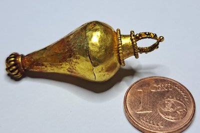 Diese sogenannte Berlocke lag zwischen und teilweise unter Steinen an einem Strand auf der Ostseeinsel Rügen.