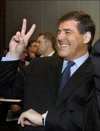 Mit dem Kanzleramtsessen für Deutsche-Bank-Chef Josef Ackermann gerät ausgerechnet jener Manager ins Visier, der schon mehrmals den Zorn der Öffentlichkeit auf sich gezogen hat. Das Bild zeigt Ackermann im Jahr 2004.