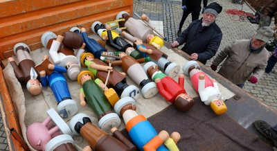 Nach getaner Arbeit ist gut ruhen. Die Gersdorfer Schnitzer kümmern sich auch um die 1983 gebaute Weihnachtspyramide. Jetzt ist sie abgebaut. Die Figuren wurden 2020 wieder restauriert.