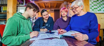 Leben seit fast einem Jahr im Erzgebirge: Yegor, seine Mutter Viktoriia, Inna Berzynia sowie die Schwiegermutter der beiden, Ludmila Schevchenko. Deutsch lernen gehört für die vier Ukrainer seither zu ihrem Alltag in der Region. 