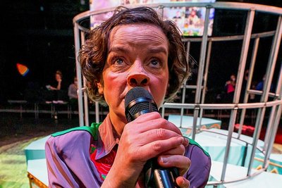Schauspielerin Else Hennig in "Pig Boy. 1986 - 2385". 
