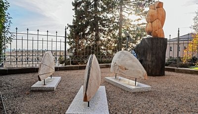 Vier Holzskulpturen von Susann Schade werden vor der "Kleinen Galerie" in Hohenstein-Ernstthal gezeigt.