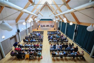 Der Saal der Silberscheune war zur Vorstellung des Berichts am Dienstagabend gut gefüllt. Es ging aber nicht immer harmonisch zu. 