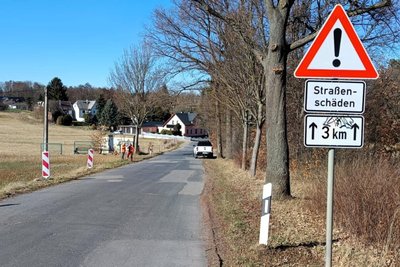 Der Ziegelweg im Neumarker Ortsteil Schönbach aus Richtung Alte Reichenbacher Straße.