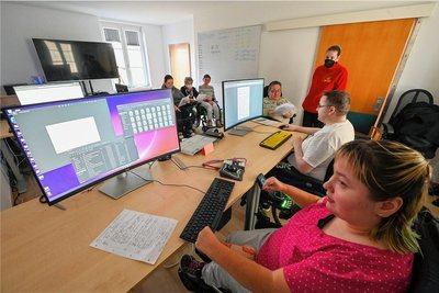 Blick in den Computerraum des Chemnitzer ASB-Wohnzentrums. Unter Anleitung lernen die hier lebenden Menschen (vorn rechts im Bild: Theresa Kolomaznik), mit PCs zu arbeiten.