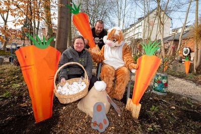 Vorbereitungen für das Osterfest an den Plauener Weberhäusern.