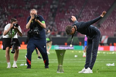 Oliver Glasner verneigt sich vor den Fans von Crystal Palace.