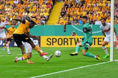 Eine der besten Chancen für Dynamo. Michael Akoto (l.) wird aber im letzten Moment geblockt. 