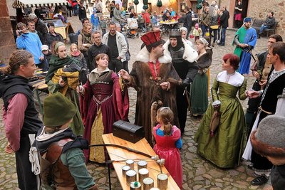 So sieht es beim Erlebnistag auf Burg Kriebstein mit den Rollenspielern der Gugelgilde aus Dresden aus.