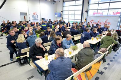 Der Schulungsraum der Feuerwehr Ellefeld darf weiter für Privatfeiern angemietet werden. Hier zu sehen ist eine Feier der Feuerwehrleute im Gerätehaus im Jahr 2023.