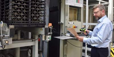 Vacuheat-Geschäftsführer Bert Reinhold in seiner Produktionshalle. Mittels Scanner werden alle nötigen Informationen über die Bauteile, die in die Vakuumöfen kommen, aufgenommen. 