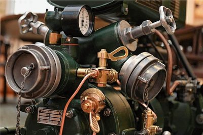 Die Pumpe von Julius Müller Döbeln, Baujahr 1938, mit einem 600-Kubikzentimeter-Motor, wurde mit Originalteilen versehen. Sie ist bedingt einsatzfähig. 