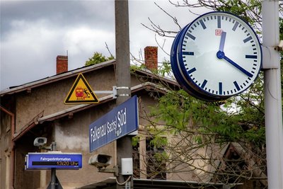 Die falsch gehende Uhr am Bahnhof Falkenau-Süd soll schnell repariert werden. Mit der Modernisierung der Bahnsteige wird es dagegen in absehbarer Zeit nichts.