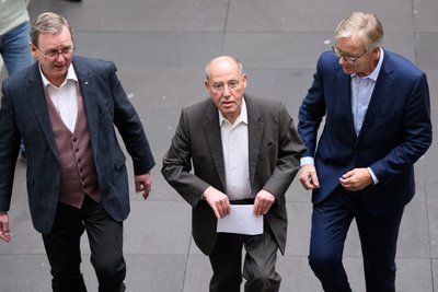 Die Linken-Politiker Bodo Ramelow (l-r), Geschäftsführender Ministerpräsident des Freistaats Thüringen, Gregor Gysi (MdB) und Dietmar Bartsch (MdB) kommen in die Bundespressekonferenz, um sich zum Projekt Silberlocke zu äußern.