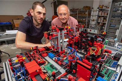 Markus Pätz (links) und Joachim Körner arbeiten bei FM Control in Plauen. Das Unternehmen optimiert auch anhand dieser modellhaften Lernfabrik Produktionsprozesse in großen und mittleren Betrieben. 