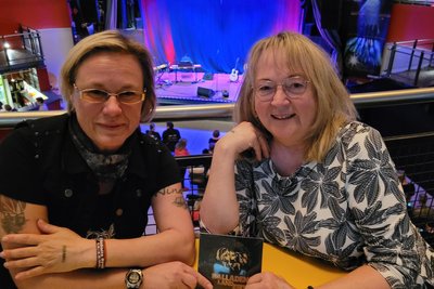 Jana Menge (l.) und Heike Bräutigam sind aus Schmölln angereist, um das Trio Infernale live zu erleben.